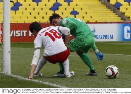 Football, France v Syria. FIFA U-17 World Cup Chile 2015. Syria s player Abdulhadi Shalha, left, battles the ball against Numan Bostan of France during the FIFA U-17 World Cup Chile 2015 Group F, at Ester Roa stadium. Concepcion , Chile. 25 10 2015. MarceloHernandez Photosport. 