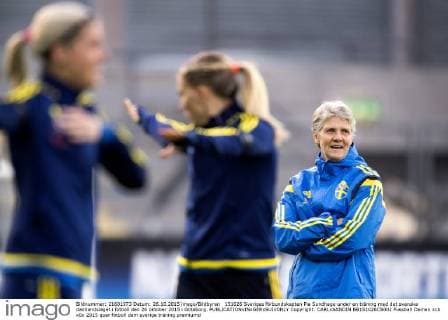 151026 Sveriges förbundskapten Pia Sundhage under en träning med det svenska damlandslaget i fotboll den 26 oktober 2015 i Göteborg.  Copyright: CARLxSANDIN BB151026CS002