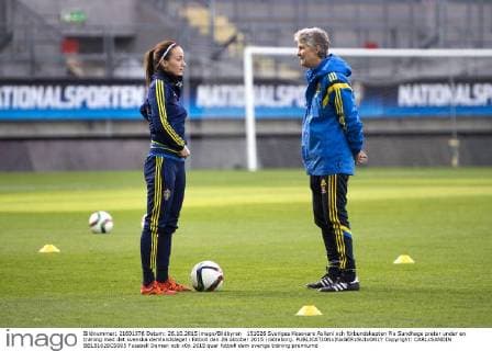 151026 Sveriges Kosovare Asllani och förbundskapten Pia Sundhage pratar under en träning med det svenska damlandslaget i fotboll den 26 oktober 2015 i Göteborg.  Copyright: CARLxSANDIN BB151026CS005