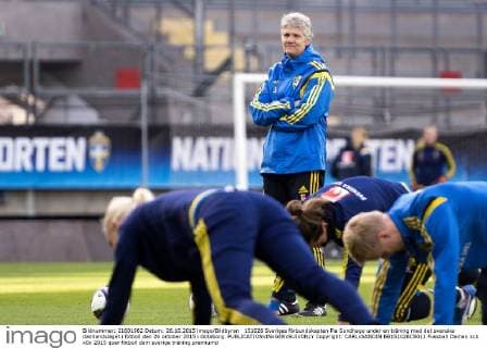 151026 Sveriges förbundskapten Pia Sundhage under en träning med det svenska damlandslaget i fotboll den 26 oktober 2015 i Göteborg.  Copyright: CARLxSANDIN BB151026CS011