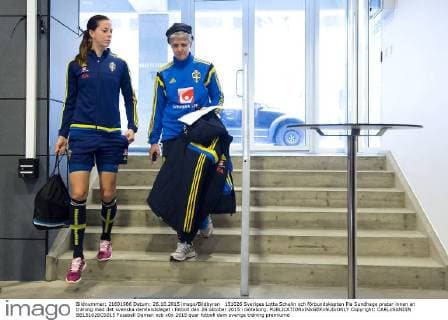 151026 Sveriges Lotta Schelin och förbundskapten Pia Sundhage pratar innan en träning med det svenska damlandslaget i fotboll den 26 oktober 2015 i Göteborg.  Copyright: CARLxSANDIN BB151026CS015