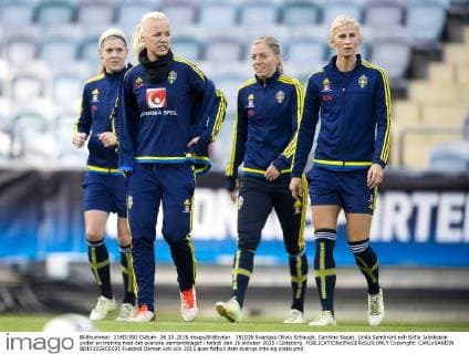 151026 Sveriges Olivia Schough, Caroline Seger, Linda Sembrant och Sofia Jakobsson under en träning med det svenska damlandslaget i fotboll den 26 oktober 2015 i Göteborg.  Copyright: CARLxSANDIN BB151026CS021