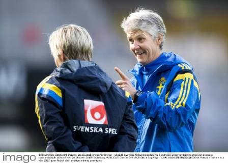 151026 Sveriges förbundskapten Pia Sundhage under en träning med det svenska damlandslaget i fotboll den 26 oktober 2015 i Göteborg.  Copyright: CARLxSANDIN BB151026CS024