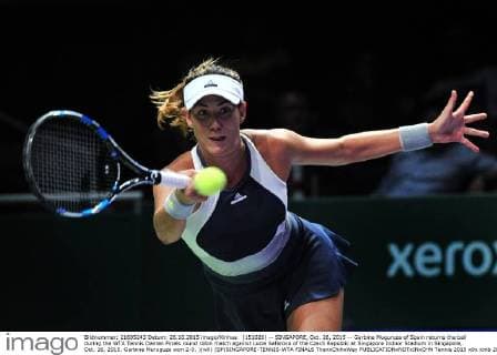 (151026) -- SINGAPORE, Oct. 26, 2015 -- Garbine Muguruza of Spain returns the ball during the WTA Tennis Damen Finals round robin match against Lucie Safarova of the Czech Republic at Singapore Indoor Stadium in Singapore, Oct. 26, 2015. Garbine Muruguza won 2-0. )(wll) (SP)SINGAPORE-TENNIS-WTA FINALS ThenxChihxWey 
