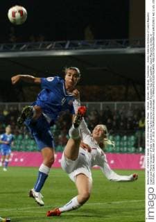Fußball, Damen, EM-Quali, Tschechien - Italien Katerina Svitkova of Czech Republic (right) and Marta Carissimi of Italy in action during the women s football European Cup 2017 qualifier, Czech Republic vs Italy, in Chomutov, Czech Republic, October 27, 2015. (CTKxPhoto OndrejxHajek) CTKPhotoP201510270824901  HAJ 2