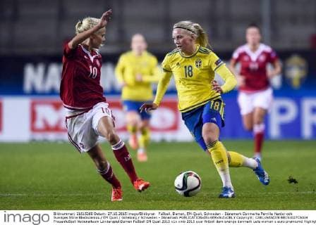 Fußball, Damen, EM-Quali, Schweden - Dänemark Danmarks Pernille Harder och Sveriges Stina Blackstenius EM Quali Göteborg Schweden - Dänemark  Copyright: CARLxSANDIN BB151027CS024