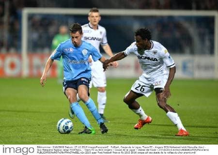 Fußball, Coupe de la Ligue, Tours FC - Angers SCO Mohamed labib Maouche (tou) - Guy Massoma Ngosso (ang) FOOTBALL : Tours FC vs SCO Angers - Coupe de la Ligue - 16eme de finale - 27 10 2015 AnthonyBIBARD FEP Panoramic 