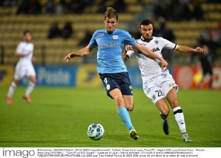 Fußball, Coupe de la Ligue, Tours FC - Angers SCO Luca Miracoli (tou) - Romain Saiss (ang) FOOTBALL : Tours FC vs SCO Angers - Coupe de la Ligue - 16eme de finale - 27 10 2015 AnthonyBIBARD FEP Panoramic 