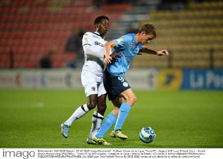 Fußball, Coupe de la Ligue, Tours FC - Angers SCO Luca Miracoli (tou) - Arnold Bouka Moutou (ang) FOOTBALL : Tours FC vs SCO Angers - Coupe de la Ligue - 16eme de finale - 27 10 2015 AnthonyBIBARD FEP Panoramic 