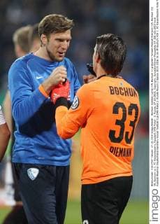 Bochum Andreas Luthe (VfL Bochum 1) gratuliert Torwart Manuel Riemann (VfL Bochum 33) VfL Bochum vs 1. FC Kaiserslautern, Fussball, DFB Pokal - 2. Runde, 27.10.2015, Copyright: Schueler Eibner-Pressefoto EP_JSE
