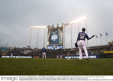 Kansas City Royals Yordano Ventura warms up in the rain prior to game 1 of the World Series between the New York Mets and the Kansas City Royals in Kansas City, Missouri on October 27, 2015.  KCP20151027303 KEVINxDIETSCH