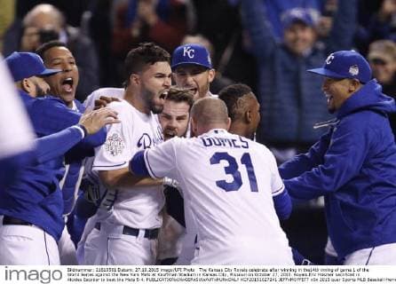 The Kansas City Royals celebrate after winning in the14th inning of game 1 of the World Series against the New York Mets at Kauffman Stadium in Kansas City, Missouri on October 27, 2015. Royals Eric Hosmer sacrificed in Alcides Escobar to beat the Mets 5-4.  KCP20151027241 JEFFxMOFFETT