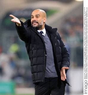 Josep Pep Guardiola (Trainer FC Bayern), gestikulierend an der Seitenlinie VfL Wolfsburg - FC Bayern München DFB-Pokal 2015 2016, DFB-Pokal, 2. Runde, Fußball, Fussball, soccer, Herren, men, Männer, Maenner, Deutschland, Germany, Ergebnis 1;3 Wolfsburg, 27.10.2015