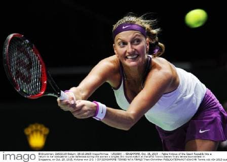 (151028) -- SINGAPORE, Oct. 28, 2015 -- Petra Kvitova of the Czech Republic hits a return to her compatriot Lucie Safarova during the women s singles 3rd round match at the WTA Tennis Damen finals tennis tournament in Singapore, on Oct. 28, 2015. Kvitova won 2-0. ) (SP)SINGAPORE-TENNIS-WTA FINALS ThenxChihxWey 