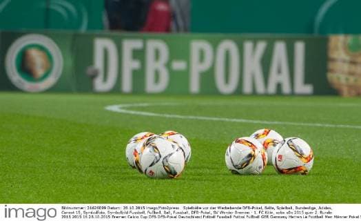 Spielbälle vor der Werbebande DFB-Pokal, Bälle, Spielball, Bundesliga, Adidas, Conext 15, Symbolfoto, Symbolbild Fussball, Fußball, Ball, Fussball, DFB-Pokal, SV Werder Bremen - 1. FC Köln, xobx