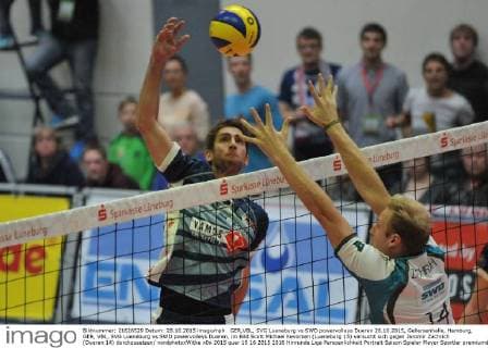 GER,VBL, SVG Lueneburg vs SWD powervolleys Dueren 28.10.2015, Gellersenhalle, Hamburg, GER, VBL, SVG Lueneburg vs SWD powervolleys Dueren, im Bild Scott Michael Kevorken (Lueneburg 15) versucht sich gegen Jaromir Zachrich (Dueren 14) durchzusetzen nordphotoxWitke