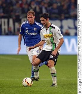 28.10.2015, xovx, Fussball DFB-Pokal, FC Schalke 04 - Borussia Moenchengladbach, emspor, v.l. Benedikt Hoewedes (FC Schalke 04), Lars Stindl (Borussia Moenchengladbach), Aktion.