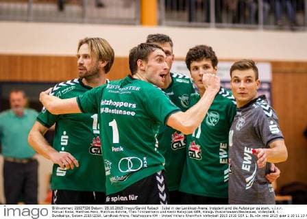 Jubel in der Landkost-Arena, trotzdem sind die Aufsteiger zu stark, v.l.n.r. Manuel Rieke, Matthias Penk, Matthias Böhme, Theo Timmermann und Kamil Ratajczak GER, Königs Wusterhausen Bestensee, Volleyballl, 1. Bundesliga, Saison 2015 2016, Landkost-Arena, Netzhoppers KW - United Volleys RheinMain