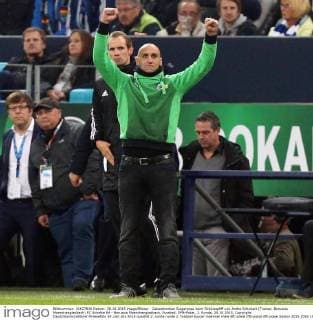 Gelsenkirchen Siegerpose beim Schlusspfiff von Andre Schubert (Trainer, Borussia Moenchengladbach) FC Schalke 04 - Borussia Moenchengladbach, Fussball, DFB-Pokal, 2. Runde, 28.10.2015, Copyright: Deutzmannx xEibner-Pressefoto EP_cdn