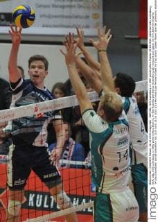 GER,VBL, SVG Lueneburg vs SWD powervolleys Dueren 28.10.2015, Gellersenhalle, Lueneburg, GER, VBL, SVG Lueneburg vs SWD powervolleys Dueren, im Bild Nickolas Del Bianco (Lueneburg 15) versucht sich gegen Jaromir Zachrich (Dueren 14) durchzusetzen nordphotoxWitke
