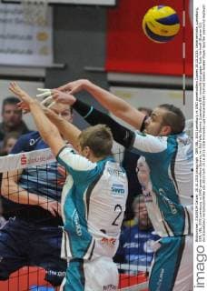 GER,VBL, SVG Lueneburg vs SWD powervolleys Dueren 28.10.2015, Gellersenhalle, Lueneburg, GER, VBL, SVG Lueneburg vs SWD powervolleys Dueren, im Bild Falko Steinke (Lueneburg 09) versucht sich gegen Rudy Verhoeff (Dueren 02) durchzusetzen nordphotoxWitke
