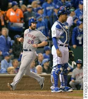 New York Mets Daniel Murphy (28) scores on a single by Lucas Duda as Kansas City Royals catcher Salvador Perez waits in vain for a throw in the fourth inning of game 2 of the World Series at Kauffman Stadium in Kansas City, Missouri on October 28, 2015.  KCP20151028226 KEVINxDIETSCH