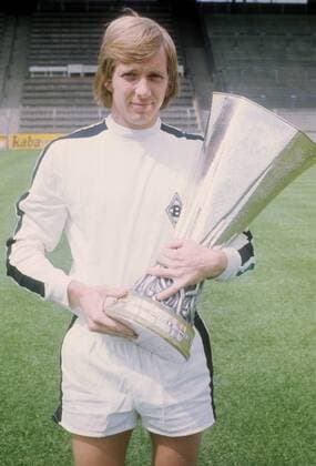 Henning Jensen (Borussia Mönchengladbach) mit dem UEFA-Pokal