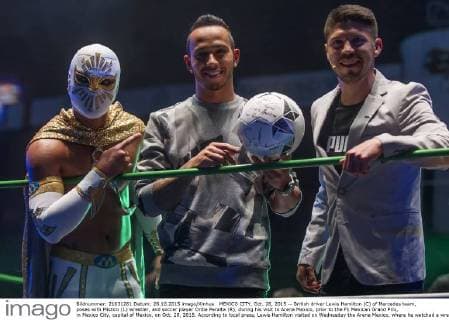 MEXICO CITY, Oct. 28, 2015 -- British driver Lewis Hamilton (C) of Mercedes team, poses with Mistico (L) wrestler, and soccer player Oribe Peralta (R), during his visit to Arena Mexico, prior to the F1 Mexican Grand Prix, in Mexico City, capital of Mexico, on Oct. 28, 2015. According to local press, Lewis Hamilton visited on Wednesday the Arena Mexico, where he watched a wrestling exhibition and played a match of table football at the ring with Mexican soccer player Oribe Peralta. The F1 Mexican Grand Prix will be held from Oct. 30 to Nov. 1, in Mexico City. ) (SP)MEXICO-MEXICO CITY-AUTOMOBILE-F1 OSCARxRAMIREZ