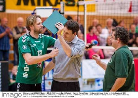 Kapitän Manuel Rieke (li) überreicht Arvid Kinder (mi) ein Geschenk GER, Königs Wusterhausen Bestensee, Volleyballl, 1. Bundesliga, Saison 2015 2016, Landkost-Arena, Netzhoppers KW - United Volleys RheinMain