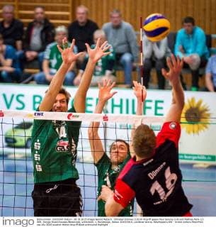 Christian Dünnes (16) im Angriff gegen Paul Sprung (14) und Mathias Penk (1) GER, Königs Wusterhausen Bestensee, Volleyballl, 1. Bundesliga, Saison 2015 2016, Landkost-Arena, Netzhoppers KW - United Volleys RheinMain
