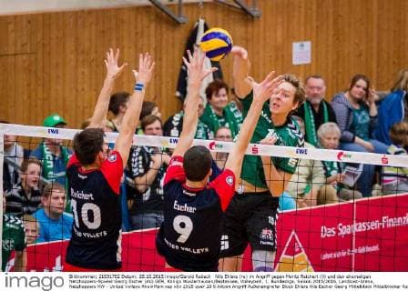 Nils Ehlers (re) im Angriff gegen Moritz Reichert (li) und den ehemaligen Netzhoppers-Spieler Georg Escher (mi) GER, Königs Wusterhausen Bestensee, Volleyballl, 1. Bundesliga, Saison 2015 2016, Landkost-Arena, Netzhoppers KW - United Volleys RheinMain