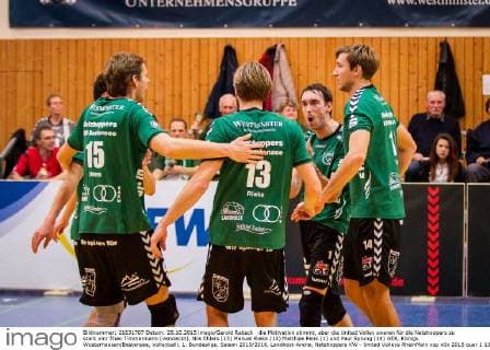 die Motivation stimmt, aber die United Volley swaren für die Netzhoppers zu stark vlnr Theo Timmermann (versteckt), Nils Ehlers (15) Manuel Rieke (13) Matthias Penk (1) und Paul Sprung (14) GER, Königs Wusterhausen Bestensee, Volleyballl, 1. Bundesliga, Saison 2015 2016, Landkost-Arena, Netzhoppers KW - United Volleys RheinMain