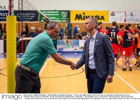 Trainer der NEtzhoppers KW Mirko Culic (li) gratuliert United Volleys Trainer Michael Warm (re9 zum Sieg GER, Königs Wusterhausen Bestensee, Volleyballl, 1. Bundesliga, Saison 2015 2016, Landkost-Arena, Netzhoppers KW - United Volleys RheinMain
