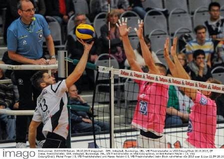 GER, Volleyball, Bundesliga, VBL, VfB Friedrichshafen vs VSG Coburg Grub 28.10.2015, ZF Arena, Friedrichshafen, GER, Volleyball, Bundesliga, VBL, VfB Friedrichshafen vs VSG Coburg Grub, im Bild Richard Mauler ( 13, VSG Coburg Grub); Michal Finger ( 6, VfB Friedrichshafen) und Alexey Nalobin ( 5, VfB Friedrichshafen) beim Block nphxHafner