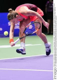 (151029) -- SINGAPORE, Oct. 29, 2015 -- Simona Helep of Romania competes during her match against Agnieszka Radwanska of Poland at the WTA Tennis Damen finals tennis tournament in Singapore, on Oct. 29, 2015. Helep lost 0-2. ) (SP)SINGAPORE-TENNIS-WTA FINALS ThenxChihxWey 
