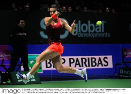 (151029) -- SINGAPORE, Oct. 29, 2015 -- Simona Helep of Romania competes during her match against Agnieszka Radwanska of Poland at the WTA Tennis Damen finals tennis tournament in Singapore, on Oct. 29, 2015. Helep lost 0-2. ) (SP)SINGAPORE-TENNIS-WTA FINALS ThenxChihxWey 