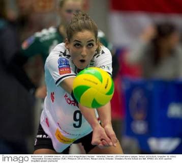 Volleyball, Damen, CEV Champions League, Saison 2015 2016, Dresdner SC (DSC) - Fenerbahce Grundig Istanbul (TUR), Mittwoch (28.10.2015), Margon Arena, Dresden. Dresdens Myrthe Schoot am Ball. RM001