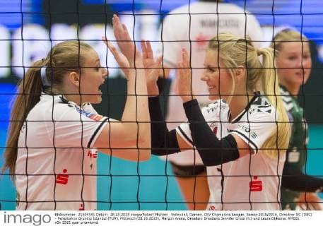 Volleyball, Damen, CEV Champions League, Saison 2015 2016, Dresdner SC (DSC) - Fenerbahce Grundig Istanbul (TUR), Mittwoch (28.10.2015), Margon Arena, Dresden. Dresdens Jennifer Cross (li.) und Laura Dijkema. RM001
