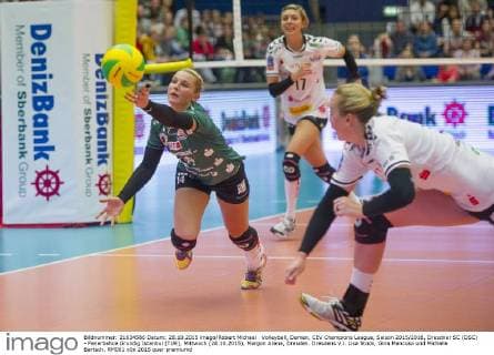 Volleyball, Damen, CEV Champions League, Saison 2015 2016, Dresdner SC (DSC) - Fenerbahce Grundig Istanbul (TUR), Mittwoch (28.10.2015), Margon Arena, Dresden. Dresdens v.l. Lisa Stock, Gina Mancuso und Michelle Bartsch. RM001