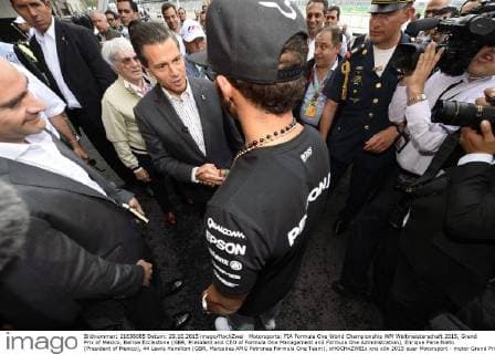 Motorsports: FIA Formula One World Championship WM Weltmeisterschaft 2015, Grand Prix of Mexico, Bernie Ecclestone (GBR, President and CEO of Formula One Management and Formula One Administration), Enrique Pena Nieto (President of Mexico), 44 Lewis Hamilton (GBR, Mercedes AMG Petronas Formula One Team), xHOCHxZWEIx