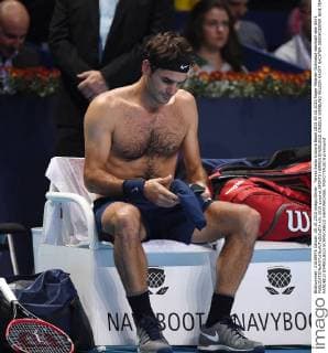 Tennis Swiss Indoors Basel 2015 29.10.2015 Roger Federer (Schweiz) wechselt sein Shirt 