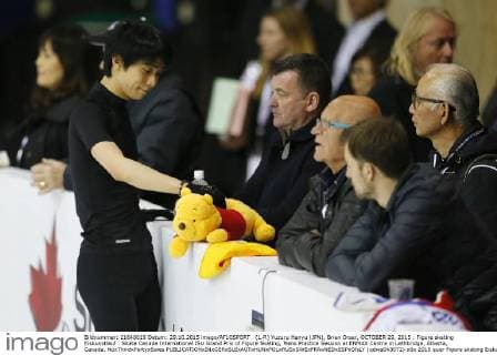 (L-R) Yuzuru Hanyu (JPN), Brian Orser, OCTOBER 29, 2015 : Figure skating Eiskunstlauf : Skate Canada International ISU Grand Prix of Figure Skating, Mens Practice Session at ENMAX Centre in Lethbridge, Alberta, Canada. NoxThirdxPartyxSales  (qdwa043072)