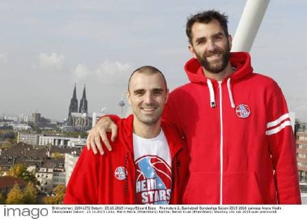 Rheinstars 2. Basketball Bundesliga Saison 2015 2016 Lanxess Arena Koeln Deutschland Datum: 23.10.2015 Links: Marin Petric (RheinStars) Rechts: Bernd Kruel (RheinStars)