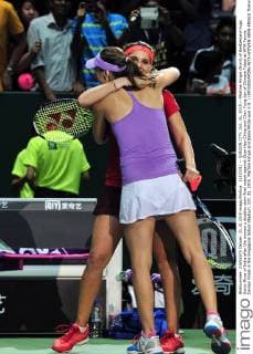 (151031) -- QUEZON CITY, Oct. 31, 2015 -- Martina Hingis (front) of Switzerland hugs Sania Mirza of India after the women s doubles semi-final match against Chan Hao-Ching and Chan Yung-Jan of Chinese Taipei at WTA Tennis Damen Finals in the Singapore Indoor Stadium, Oct. 31, 2015. Martina Hingis and Sania Mirza won 2-0. ) (SP)SINGAPORE-WTA-WOWEN-SEMI-FINALS ThenxChihxWey 