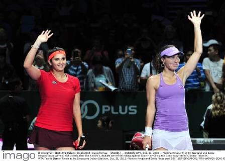 (151031) -- QUEZON CITY, Oct. 31, 2015 -- Martina Hingis (R) of Switzerland and Sania Mirza of India wave to the crowds after the women s doubles semi-final match against Chan Hao-Ching and Chan Yung-Jan of Chinese Taipei at WTA Tennis Damen Finals in the Singapore Indoor Stadium, Oct. 31, 2015. Martina Hingis and Sania Mirza won 2-0. ) (SP)SINGAPORE-WTA-WOWEN-SEMI-FINALS ThenxChihxWey 
