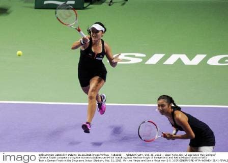 (151031) -- QUEZON CITY, Oct. 31, 2015 -- Chan Yung-Jan (L) and Chan Hao-Ching of Chinese Taipei compete during the women s doubles semi-final match against Martina Hingis of Switzerland and Sania Mirza of India at WTA Tennis Damen Finals in the Singapore Indoor Stadium, Oct. 31, 2015. Martina Hingis and Sania Mirza won 2-0. ) (SP)SINGAPORE-WTA-WOWEN-SEMI-FINALS ThenxChihxWey 