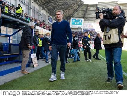 31.10.2015, xgkx, Fussball 2.Bundesliga, SC Paderborn - FSV Frankfurt, emspor, Paderborns Cheftrainer Stefan Effenberg auf dem Weg zur Trainerbank 151031GKSCPFSV009