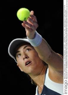 (151031) -- SINGAPORE, Oct. 31, 2015 -- Garbine Muguruza of Spain serves during the semi-final match against Agnieszka Radwanska of Poland at WTA Tennis Damen Finals in the Singapore Indoor Stadium, on Oct. 31, 2015. Muguruza lost 1-2. ) (SP)SINGAPORE-WTA-SEMI-FINALS ThenxChihxWey 