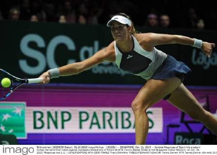 (151031) -- SINGAPORE, Oct. 31, 2015 -- Garbine Muguruza of Spain hits a return during the semi-final match against Agnieszka Radwanska of Poland at WTA Tennis Damen Finals in the Singapore Indoor Stadium, on Oct. 31, 2015. Muguruza lost 1-2. ) (SP)SINGAPORE-WTA-SEMI-FINALS ThenxChihxWey 