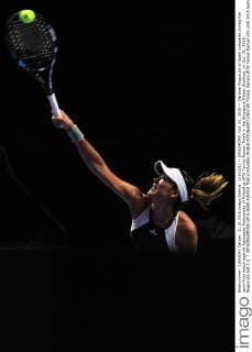 (151031) -- SINGAPORE, Oct. 31, 2015 -- Garbine Muguruza of Spain competes during the semi-final match against Agnieszka Radwanska of Poland at WTA Tennis Damen Finals in the Singapore Indoor Stadium, on Oct. 31, 2015. Muguruza lost 1-2. ) (SP)SINGAPORE-WTA-SEMI-FINALS ThenxChihxWey 